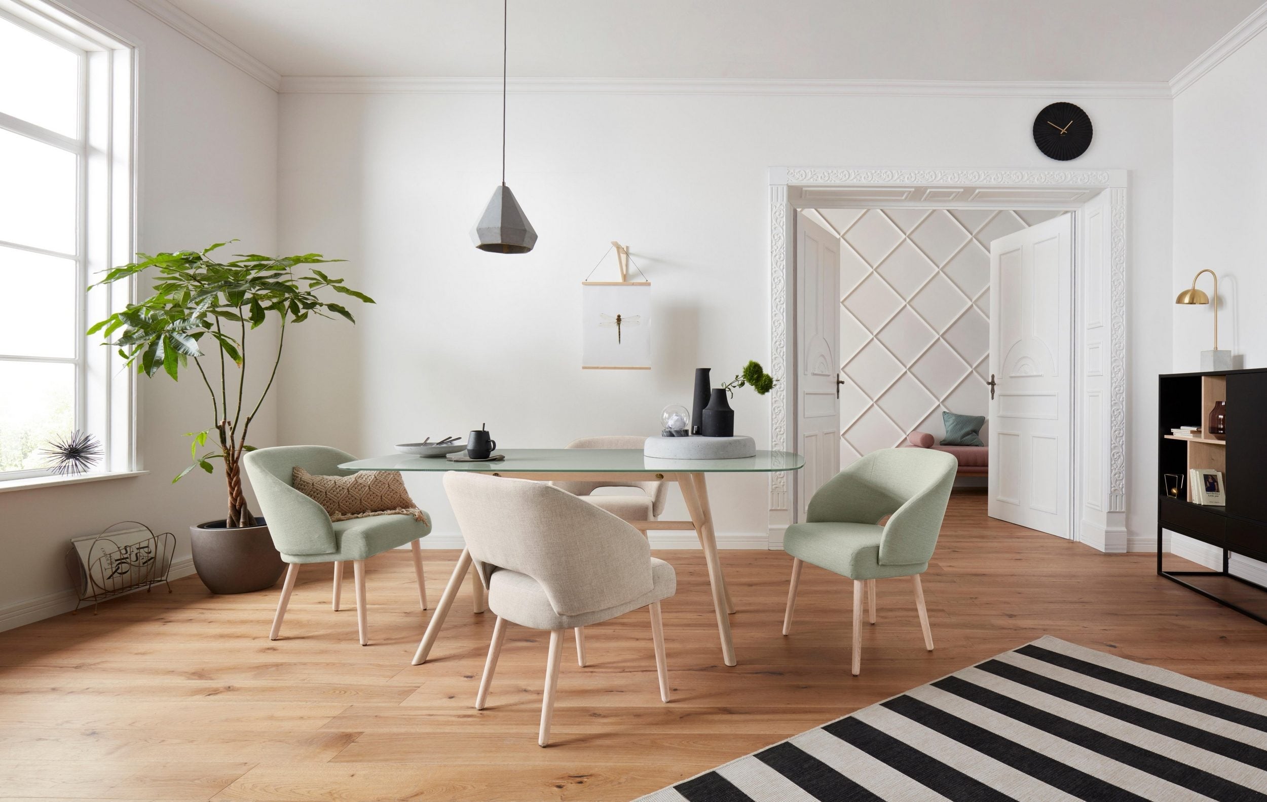 Masă Buus, picioare din lemn masiv de frasin, blat sticla, 180 cm latime Arboteca