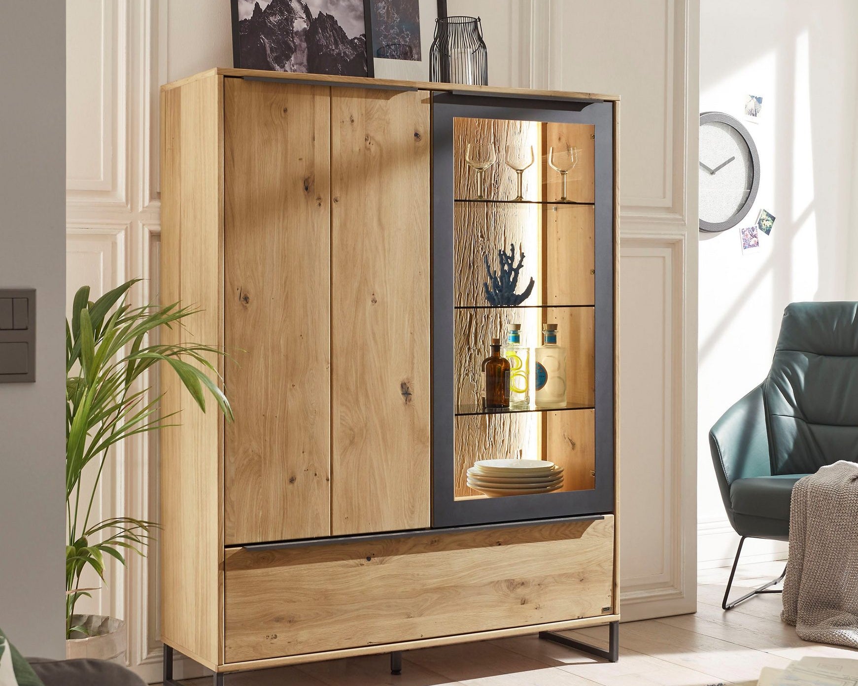 Comoda inalta Alan, iluminare LED, fronturi furniruite, 124 cm latime Arboteca