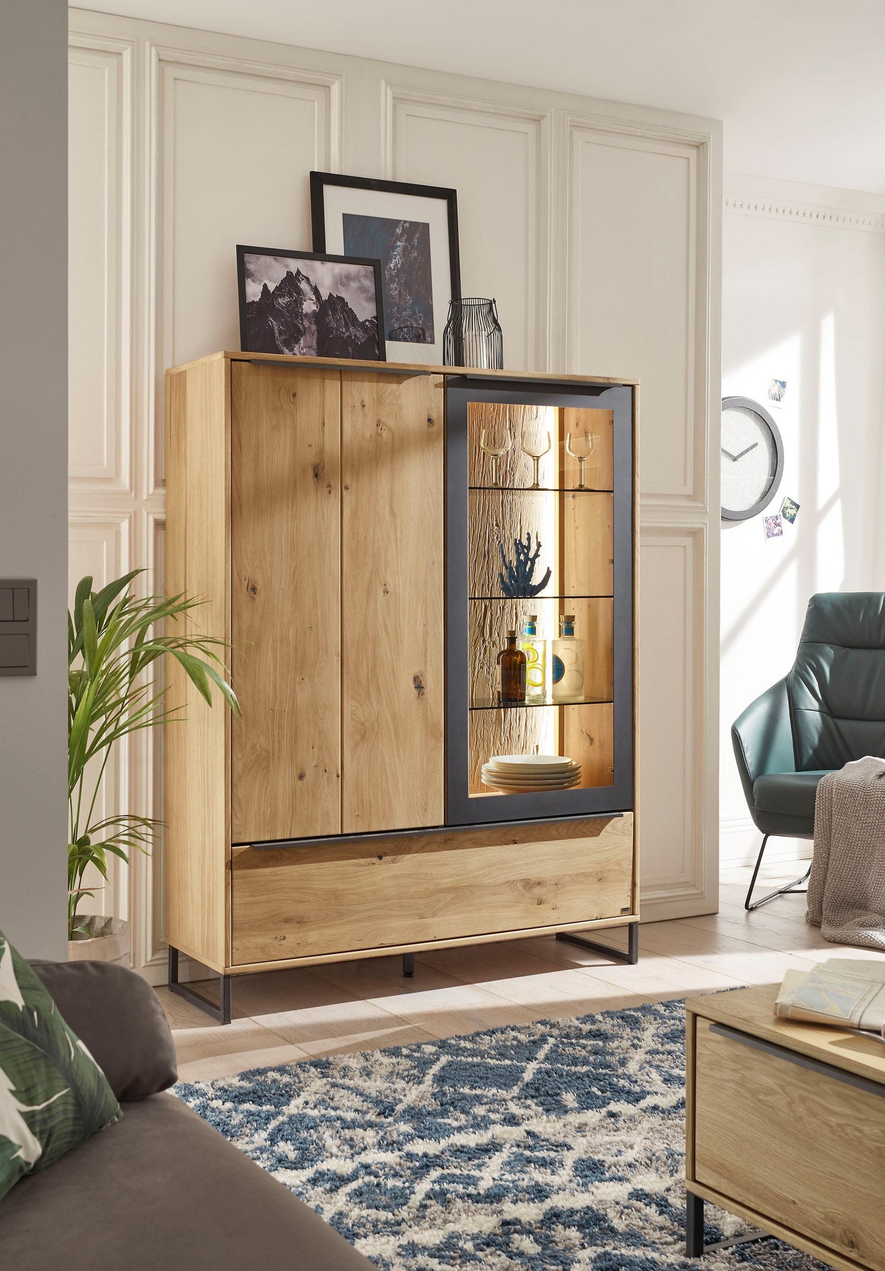 Comoda inalta Alan, iluminare LED, fronturi furniruite, 124 cm latime Arboteca