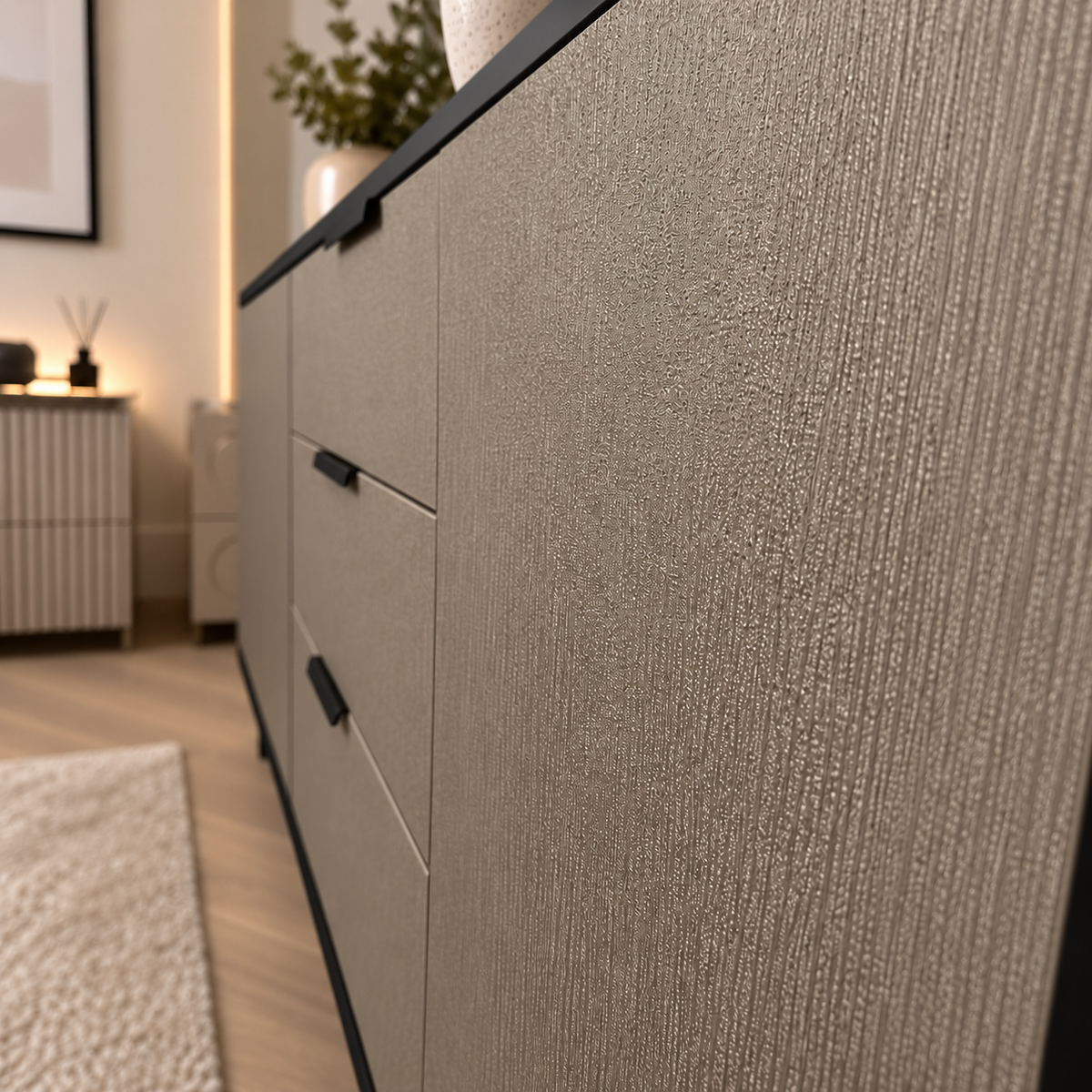 Comodă MENORCA cu corp negru, 3 sertare și 2 uși, fronturi MDF maro cu textură liniară, 150x40x80 cm Arboteca