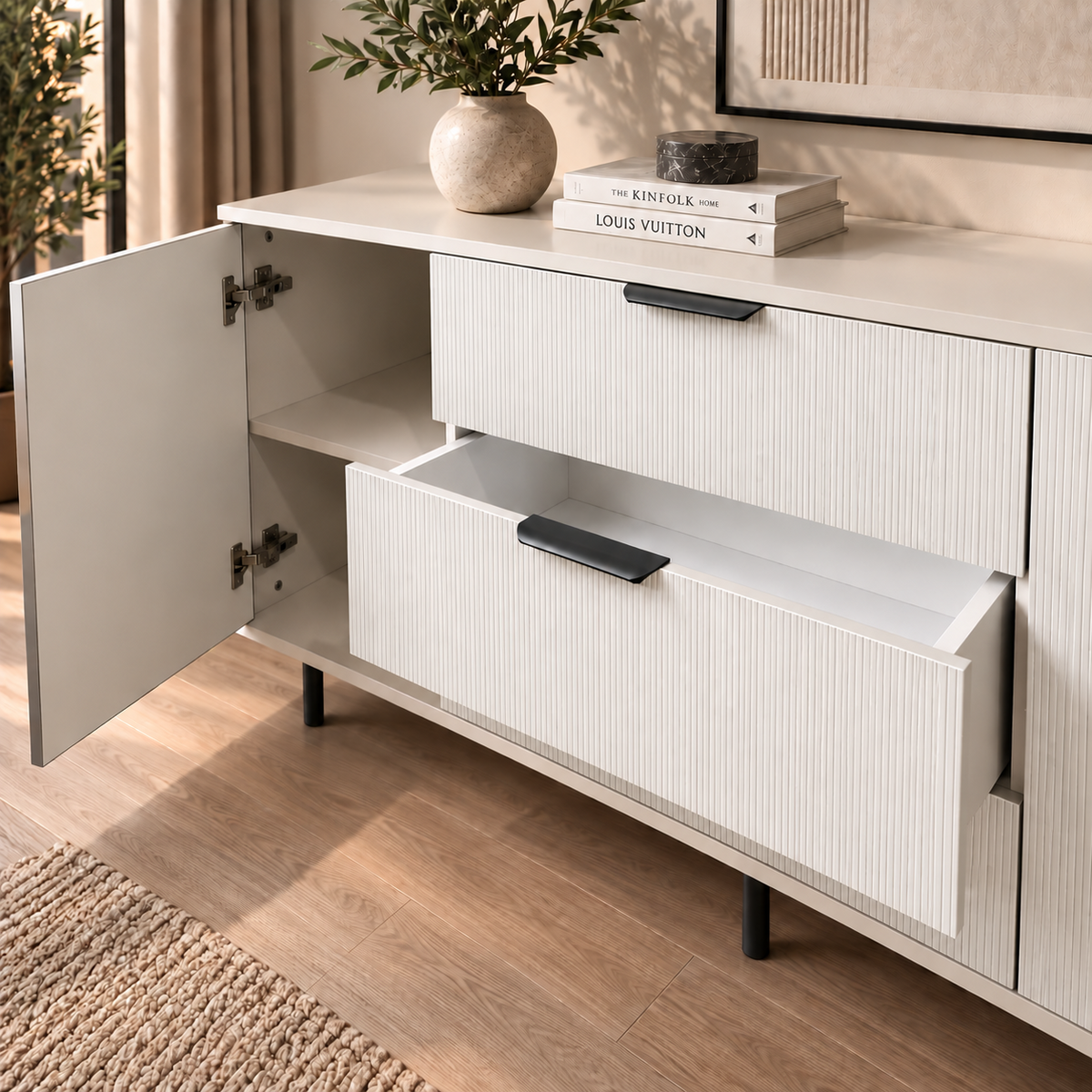 Comodă TERRACINA cu corp cașmir deschis, 3 sertare și 2 uși, fronturi MDF albe, 150x40x80 cm Arboteca