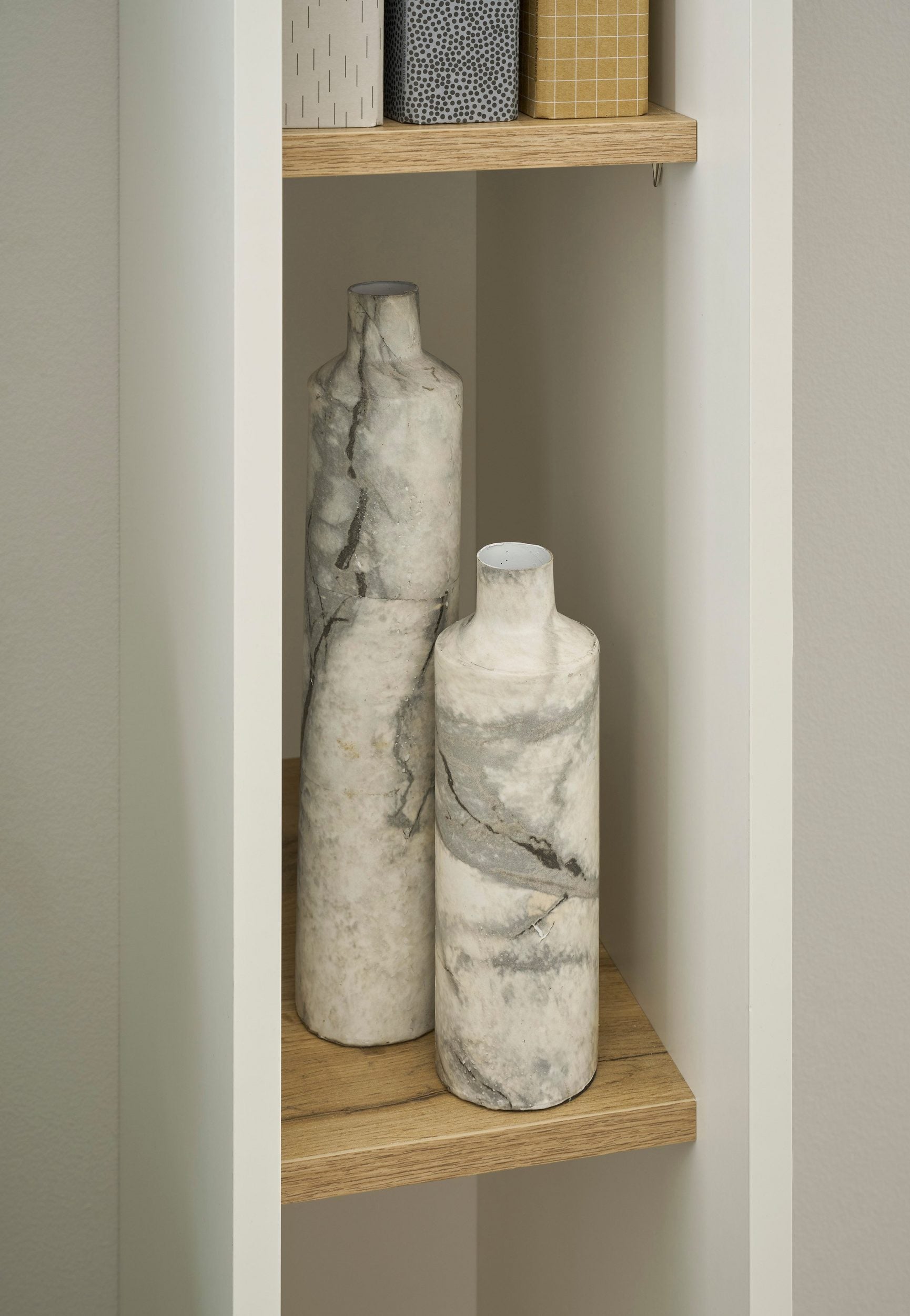 Etajeră Giron, 20x40x158 cm, alb/stejar Wotan, PAL melaminat, 3 rafturi deschise Arboteca