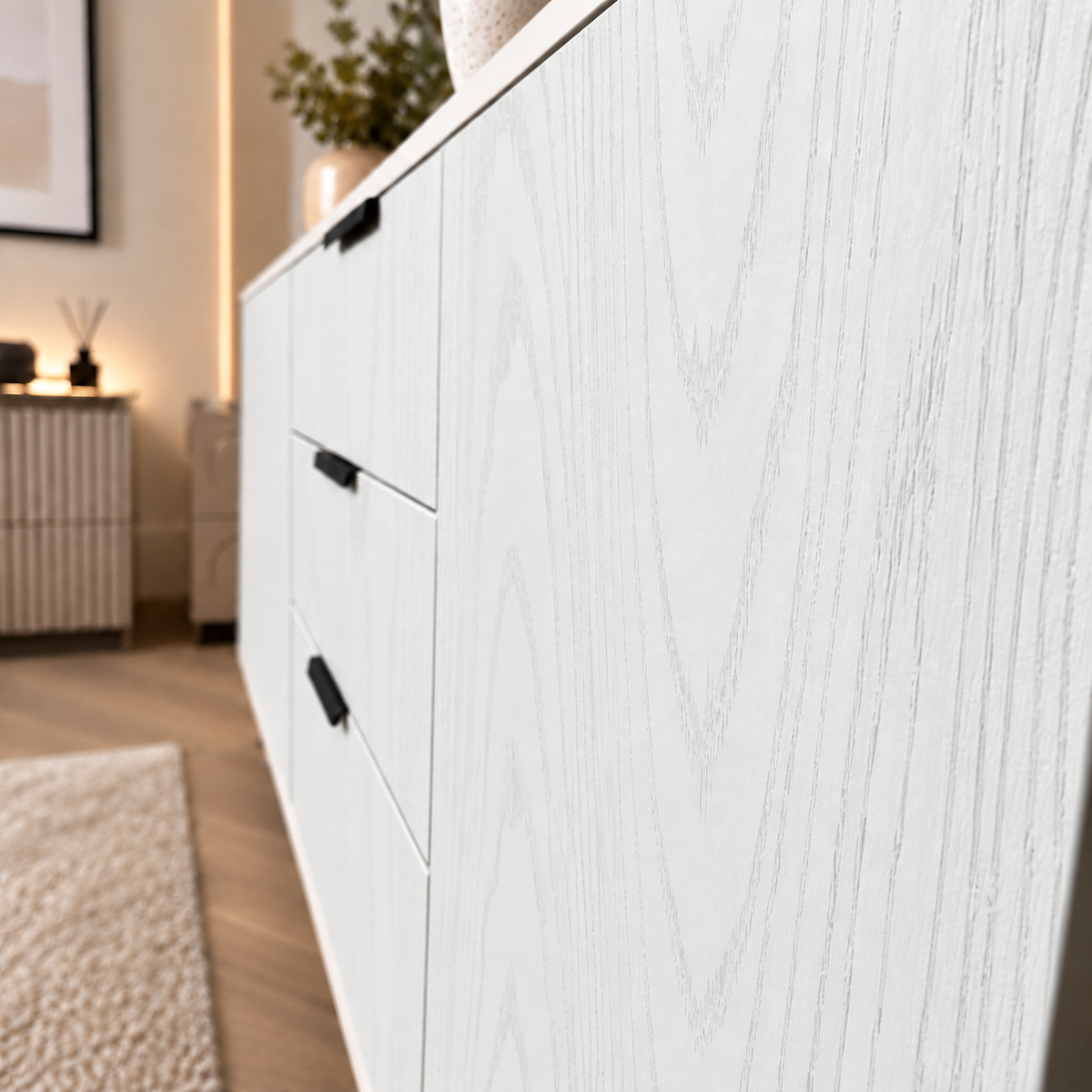 Comodă MANAROLA cu corp alb, 3 sertare și 2 uși, fronturi MDF decor stejar, 150x40x80 cm Arboteca
