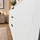 Comodă MANAROLA cu corp alb, 3 sertare și 2 uși, fronturi MDF decor stejar, 150x40x80 cm Arboteca