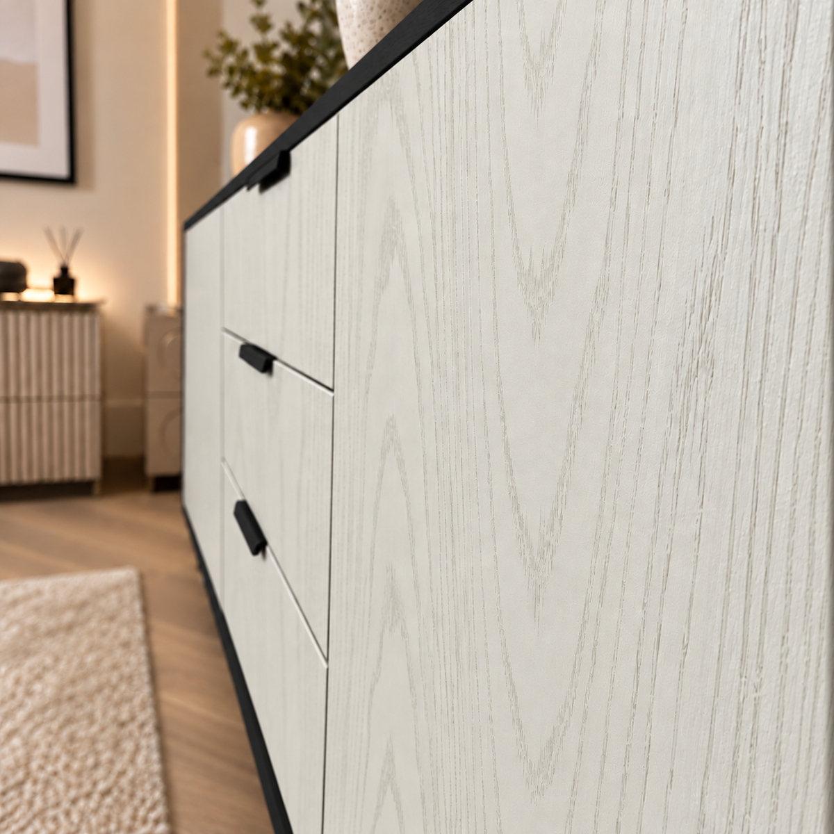 Comodă MANAROLA cu corp negru, 3 sertare și 2 uși, fronturi MDF decor stejar, 150x40x80 cm Arboteca