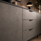 Comodă MARATEA cu corp antracit, 3 sertare și 2 uși, fronturi MDF mat cu aspect de piatră, 150x40x80 cm Arboteca
