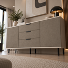 Comodă MENORCA cu corp casmir deschis, 3 sertare și 2 uși, fronturi MDF maro cu textură liniară, 150x40x80 cm Arboteca