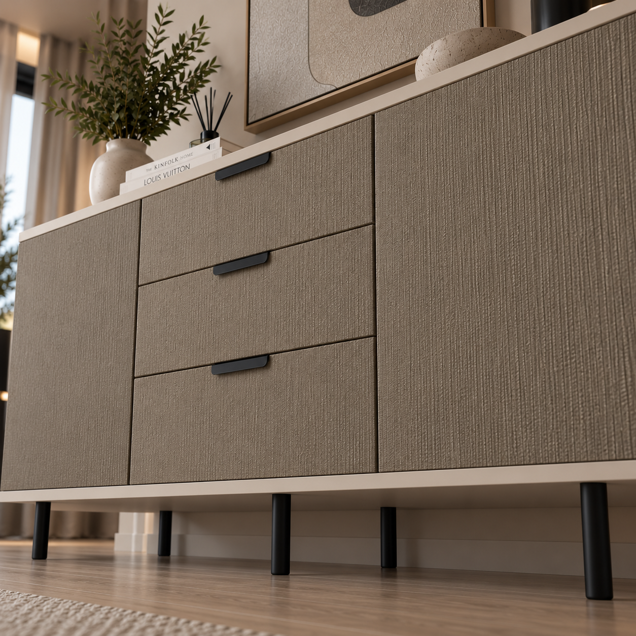 Comodă MENORCA cu corp casmir deschis, 3 sertare și 2 uși, fronturi MDF maro cu textură liniară, 150x40x80 cm Arboteca