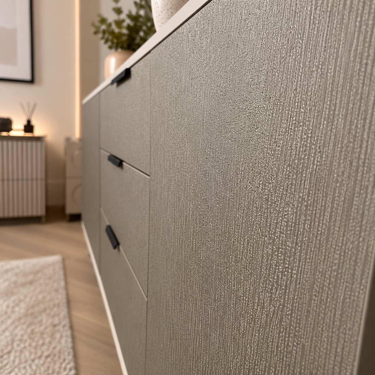 Comodă MENORCA cu corp casmir deschis, 3 sertare și 2 uși, fronturi MDF maro cu textură liniară, 150x40x80 cm Arboteca