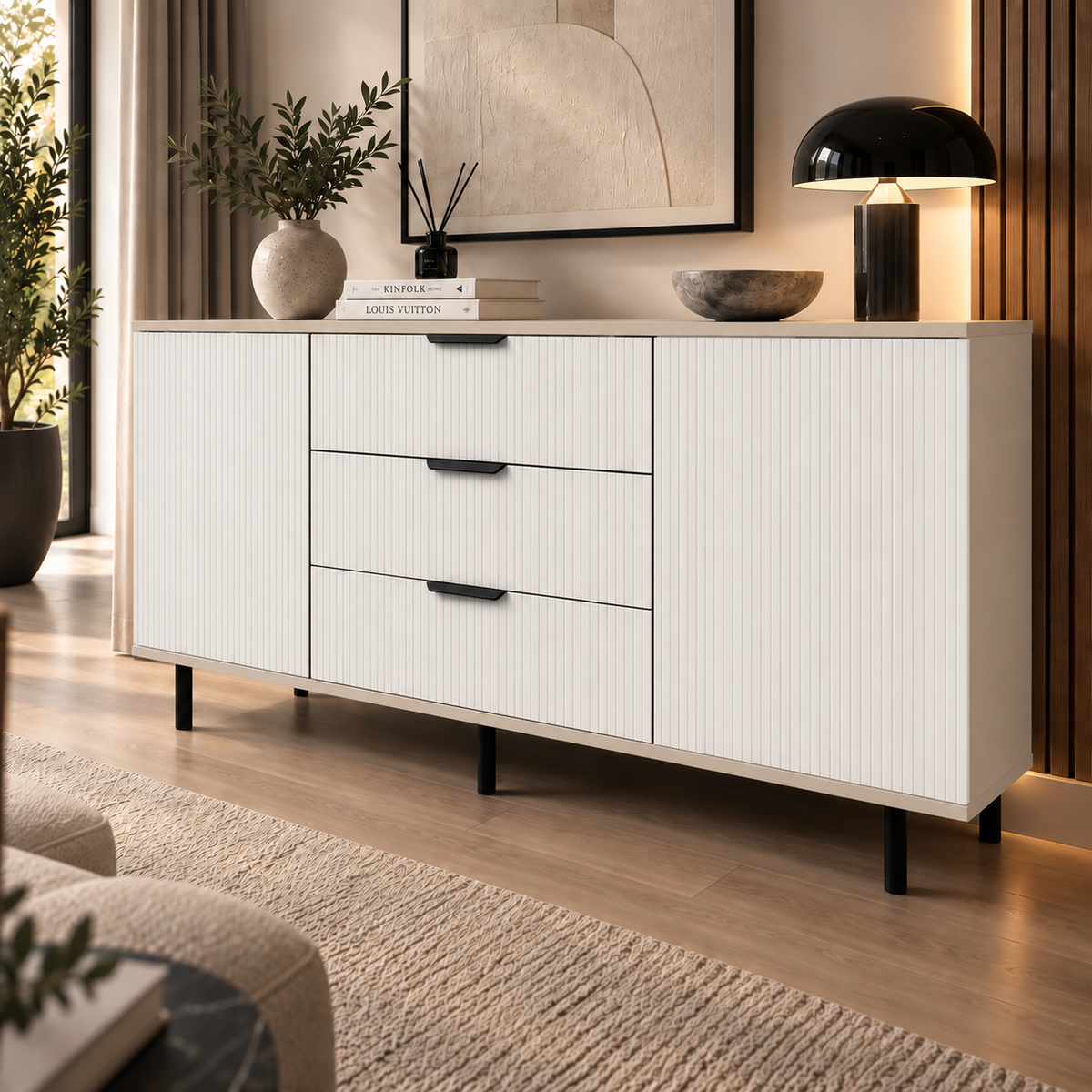 Comodă TERRACINA cu corp cașmir deschis, 3 sertare și 2 uși, fronturi MDF albe, 150x40x80 cm Arboteca