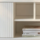 Comodă TV PORTOFINO albă cu 1 ușă riflată și 2 sertare, MDF frezat vopsit, 150x40x56 cm Arboteca