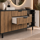 Comodă VERNAZZA cu corp negru, 3 sertare și 2 uși, fronturi MDF decor stejar, 150x40x80 cm Arboteca
