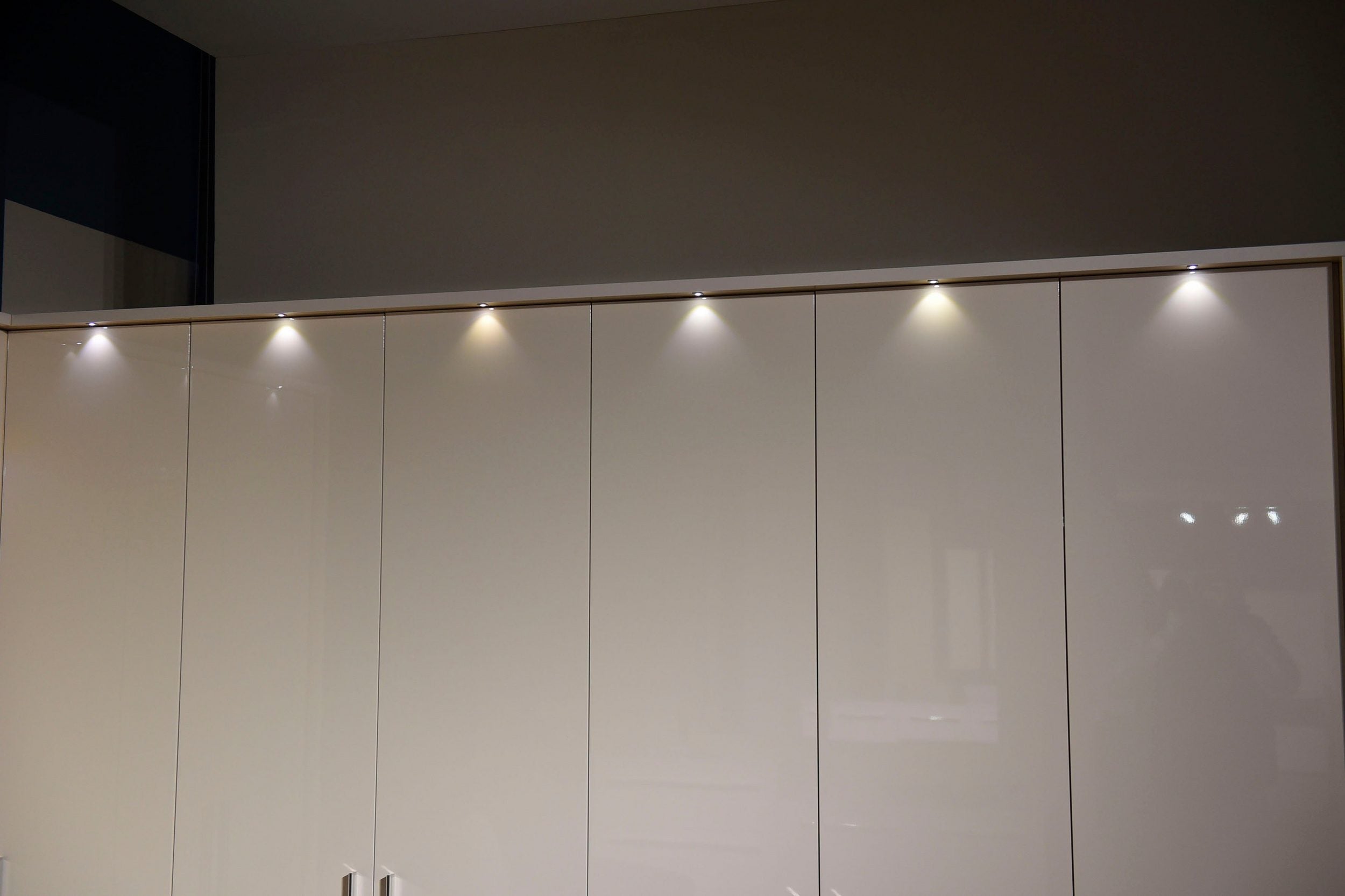 Dulap Piano , rama LED , bej lucios , 277 cm latime Arboteca