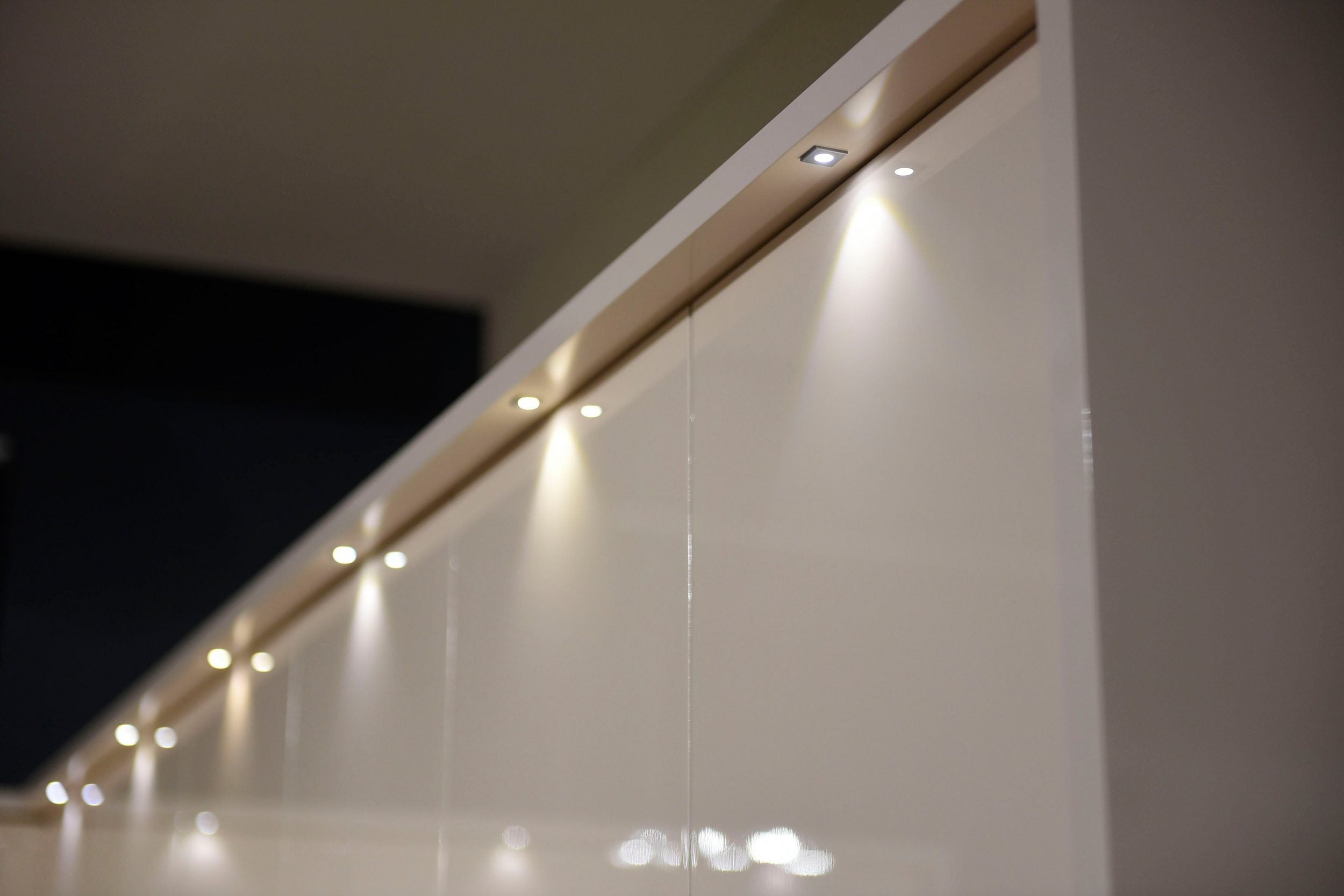 Dulap 6 uși Piano, crem lucios, ramă LED, 270 cm lățime Arboteca