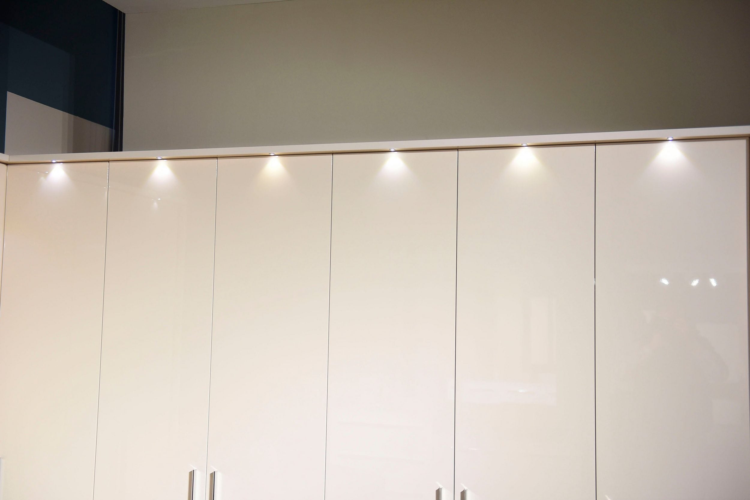 Dulap 6 uși Piano, crem lucios, ramă LED, 270 cm lățime Arboteca