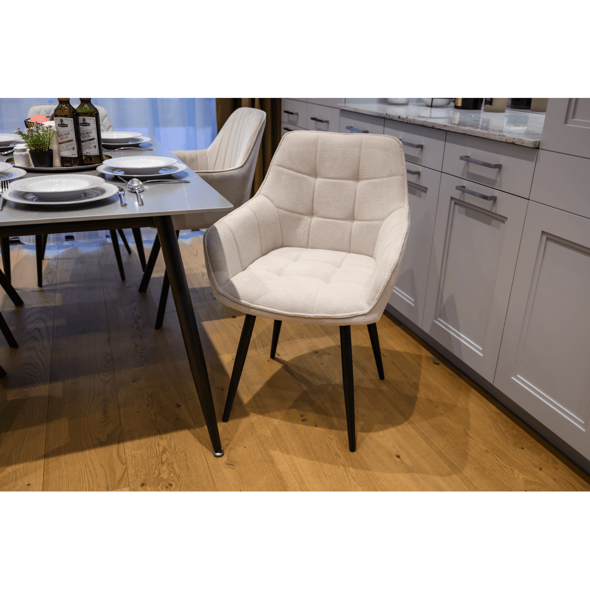 Scaunul de design NOTO, bej/negru, 58.5x62x86 cm Kondela