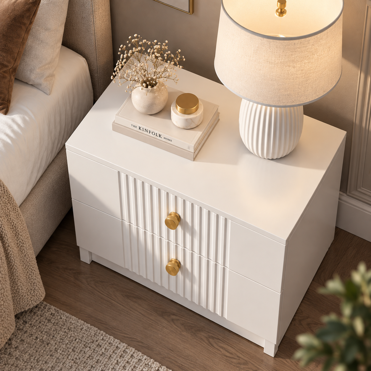 Noptieră RAVELLO albă cu 2 sertare, MDF frezat cu riflaj vertical vopsit, 50x41,8x47 cm Arboteca